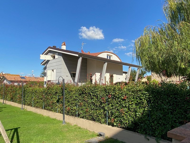 Villa in Vendita a Capannori, zona Guamo, 595'000€, 305 m², arredato