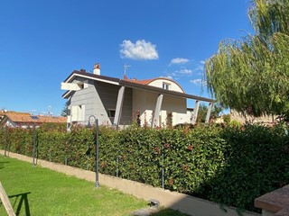 Villa in Vendita a Capannori, zona Guamo, 595'000€, 305 m², arredato