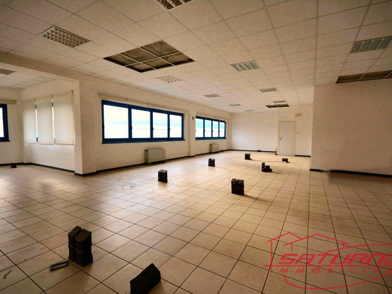 Ufficio in Vendita a Lucca, zona Sant'Anna, 420'000€, 330 m²
