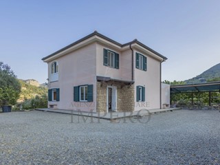 Casa Indipendente in Vendita a Ventimiglia, zona Varase, 850'000€, 200 m², con Box