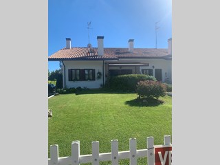 Villa bifamiliare in Vendita a Fossalta di Portogruaro, zona Villanova S. Margherita , 279'000€, 190 m²
