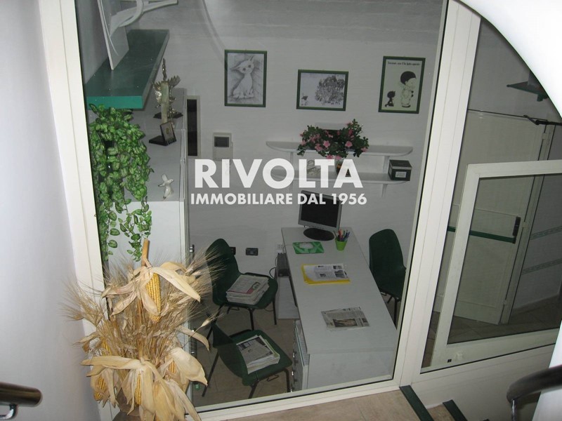 Immobile commerciale in Vendita a Roma, zona Re di Roma, 114'000€, 106 m²