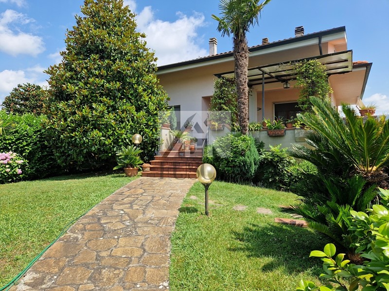 Casa Indipendente in Vendita a Lucca, zona San Macario, 430'000€, 240 m², con Box