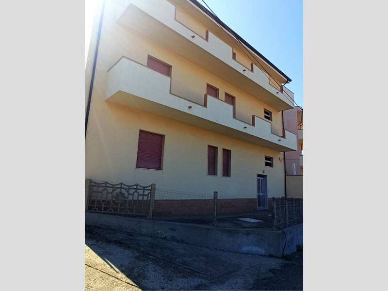Villa in Vendita a Reggio Calabria, zona Bocale, 149'000€, 650 m²