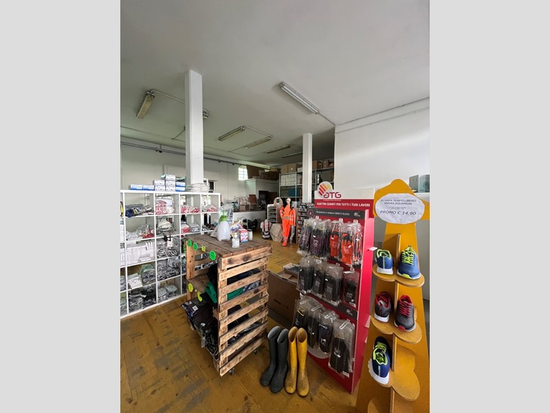 Immobile commerciale in Affitto a Carrara, 1'600€, 150 m²