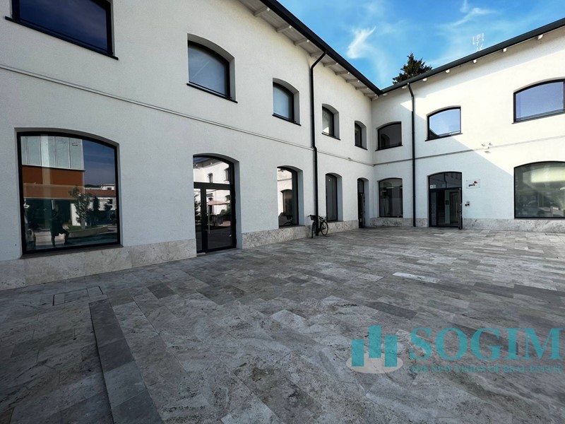 Immobile commerciale in Affitto a Monza, zona San Carlo, 2'100€, 120 m²