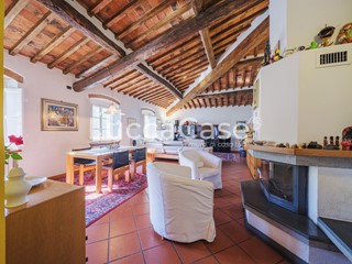 Casa Indipendente in Vendita a Lucca, zona Vinchiana, 360'000€, 480 m²