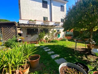 Casa Indipendente in Vendita a Empoli, zona Ponte a Elsa, 240'000€, 145 m², con Box