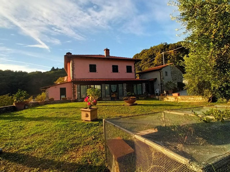 Villa in Vendita a Pescaglia, zona Monsagrati, 1'200'000€, 280 m²