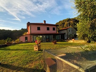 Villa in Vendita a Pescaglia, zona Monsagrati, 1'200'000€, 280 m²