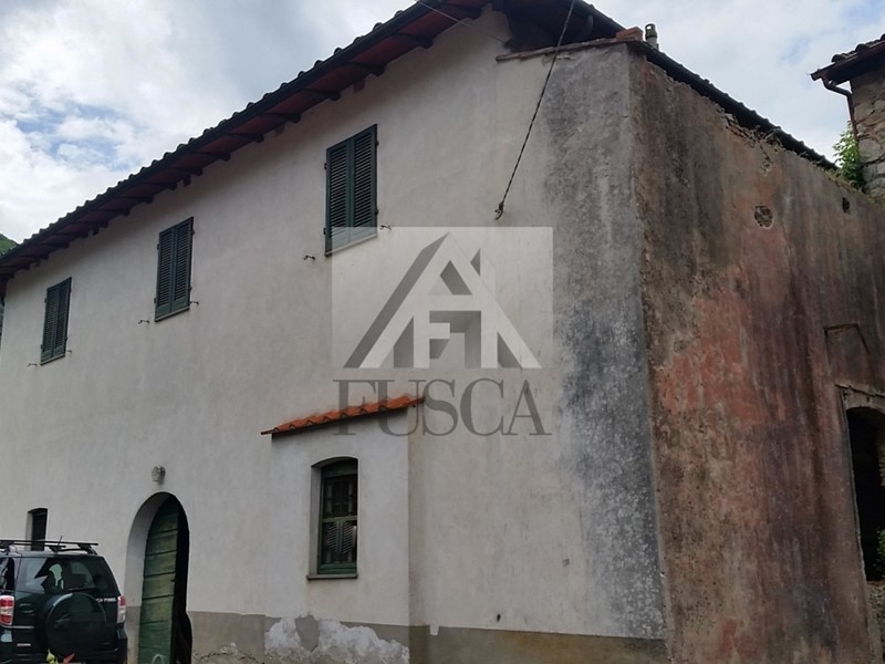 Casa Indipendente in Vendita a Lucca, zona Montuolo, 210'000€, 250 m², con Box