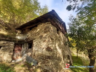 Casale in Vendita a Monno, 80'000€, 250 m²