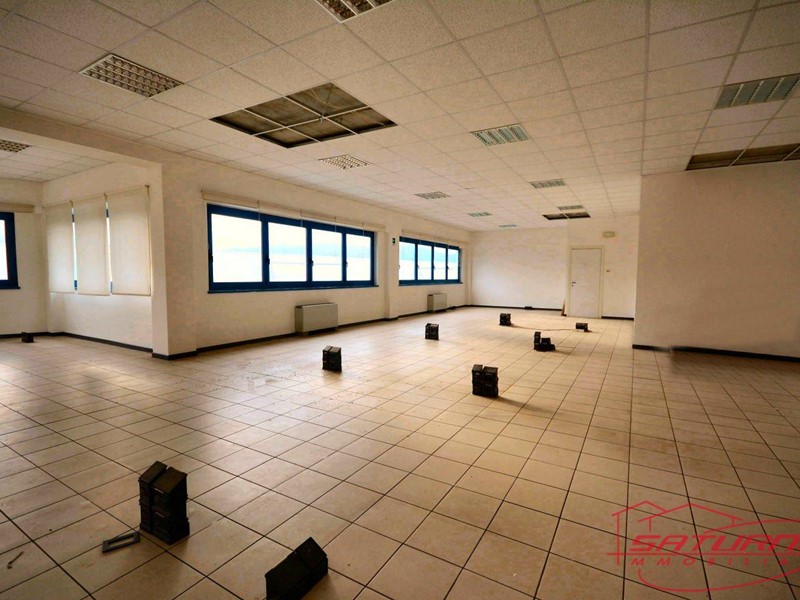 Ufficio in Affitto a Lucca, zona Sant'Anna, 3'000€, 330 m²