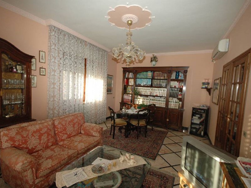 Villa in Vendita a Lucca, zona Farneta, 590'000€, 250 m², con Box