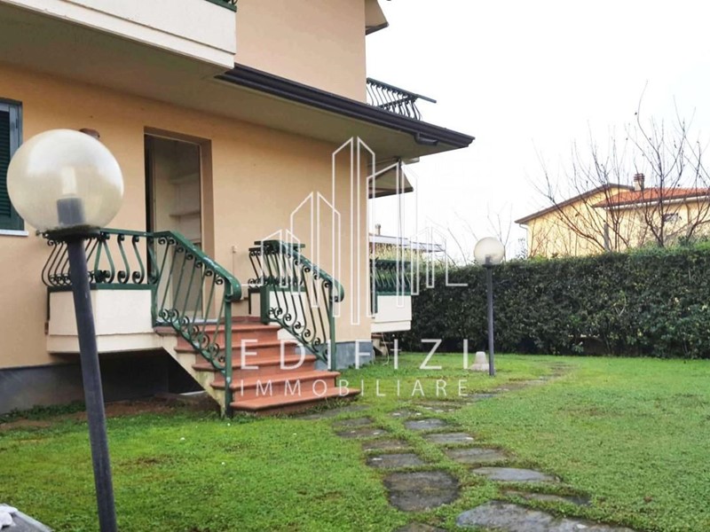 Villa bifamiliare in Vendita a Massa, 480'000€, 250 m², con Box