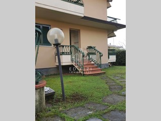 Villa bifamiliare in Vendita a Massa, 480'000€, 250 m², con Box