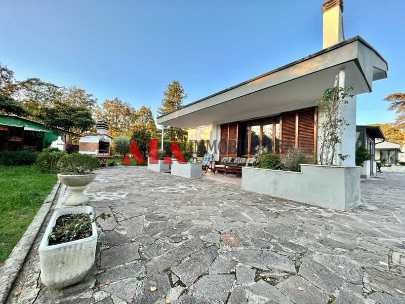 Villa in Vendita a Pontedera, 449'000€, 270 m², con Box
