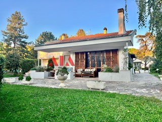 Villa in Vendita a Pontedera, 449'000€, 270 m², con Box