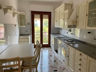 Appartamento in Vendita a Campomorone, zona CAMPOMORONE, 90'000€, 75 m²