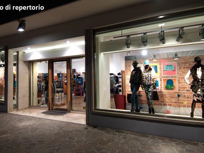 Immobile commerciale in Affitto a Lucca, 5'500€, 185 m²