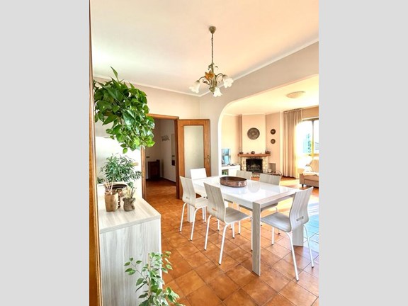 Appartamento in Affitto a Montignoso, 1'600€, 140 m², arredato