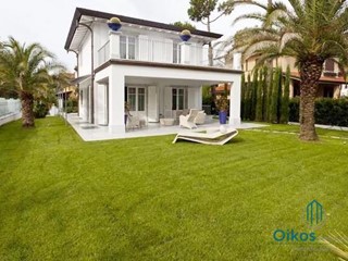 Villa in Affitto a Forte dei Marmi, zona Vittoria Apuana, 80'000€, 250 m², arredato