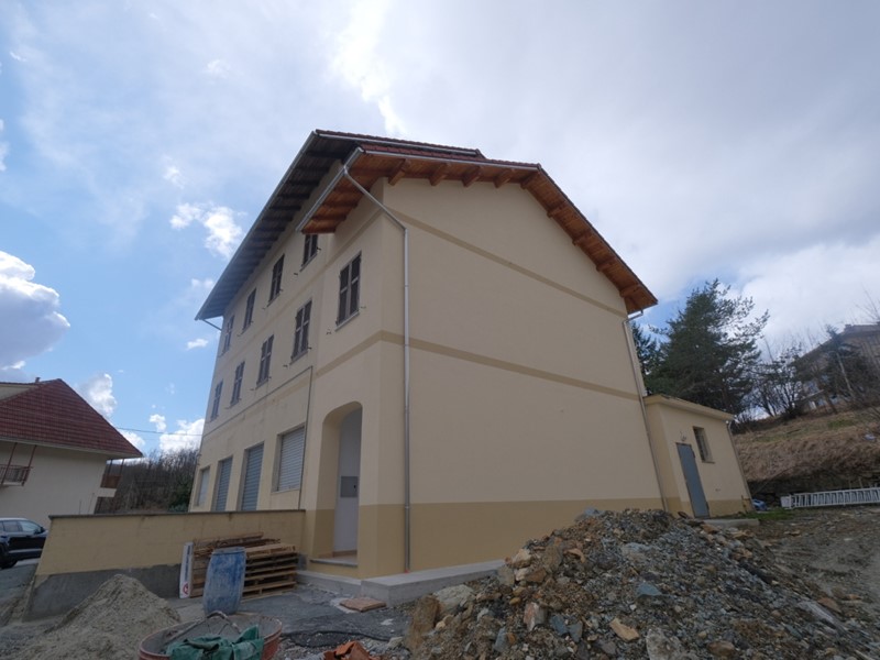Attività commerciale in Vendita a Urbe, 90'000€, 550 m²