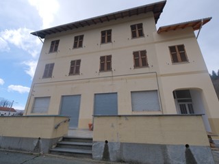Attività commerciale in Vendita a Urbe, 90'000€, 550 m²
