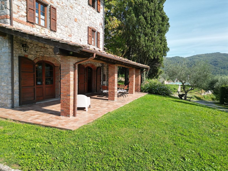Casale in Vendita a Pescaglia, 850'000€, 250 m²