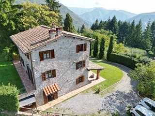 Casale in Vendita a Pescaglia, 850'000€, 250 m²