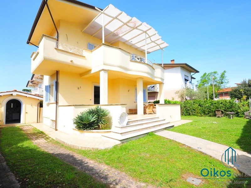 Villa in Vendita a Pietrasanta, zona Tonfano, 1'100'000€, 220 m², arredato