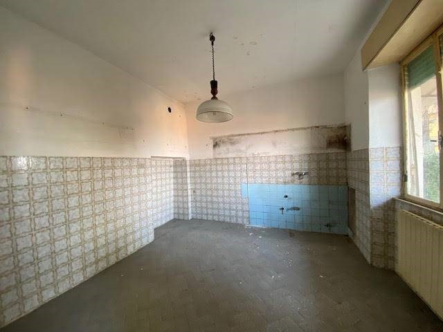 Casa Indipendente in Vendita a Sarzana, 190'000&euro;, 240 m²