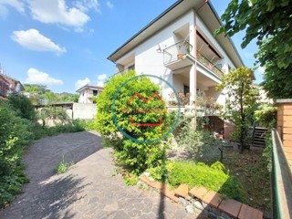 Villa in Vendita a Montecatini Terme, 290'000€, 440 m², arredato, con Box