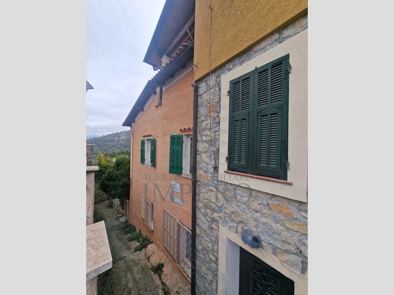 Casa Indipendente in Vendita a Ventimiglia, zona Mortola Superiore, 220'000€, 125 m²