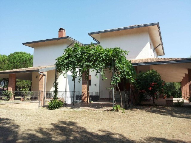 Casa Indipendente in Vendita a Serre, zona contrada Padula, 450'000&euro;, 600 m², arredato, con Box