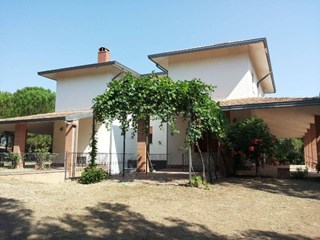 Casa Indipendente in Vendita a Serre, zona contrada Padula, 450'000&euro;, 600 m², arredato, con Box