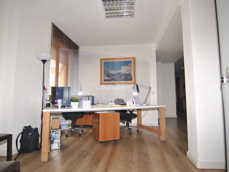 Ufficio in Affitto a Livorno, zona Centro, 1'250€, 125 m²