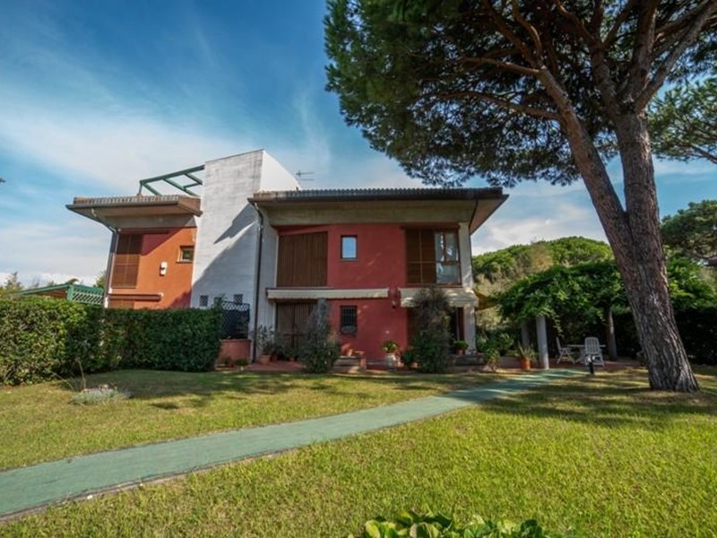 Villa bifamiliare in Vendita a Massa, zona Poveromo, 830'000€, 180 m², arredato