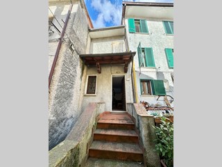 Casa Semi Indipendente in Vendita a Seravezza, zona Azzano, 80'000&euro;, 50 m²