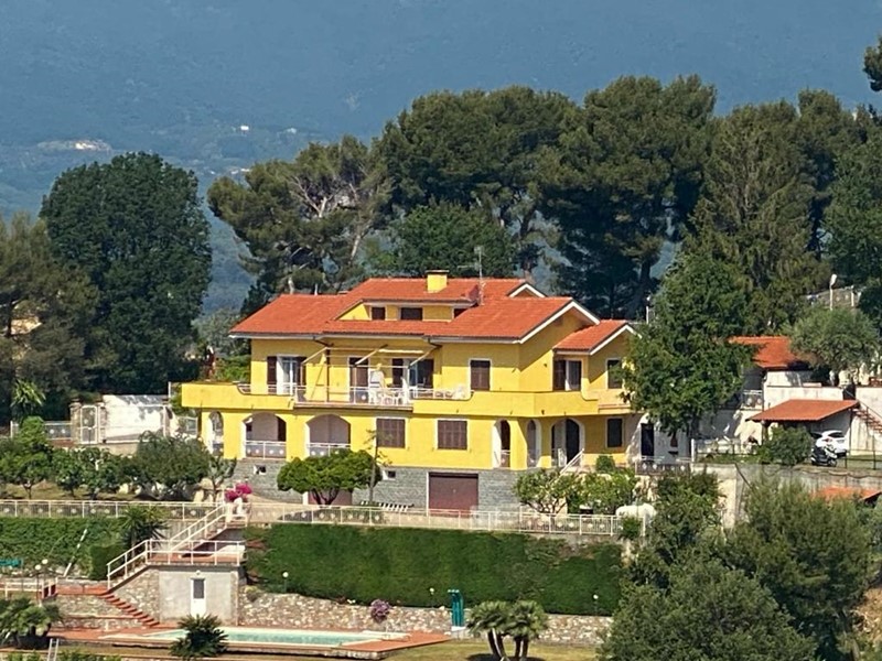 Villa in Vendita a Imperia, 780'000€, 500 m², con Box