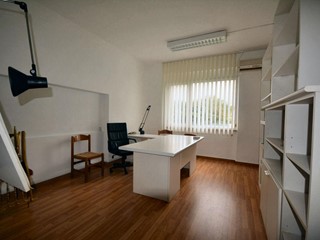 Capannone in Vendita a Lucca, zona San Donato, 490'000€, 1100 m²