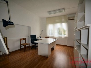 Capannone in Vendita a Lucca, zona San Donato, 490'000€, 1100 m²