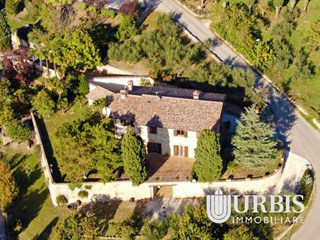 Villa in Vendita a Assisi, zona Viole di Assisi , 400 m²