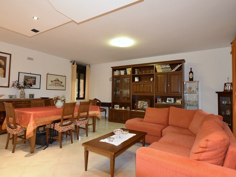 Appartamento in Vendita a Sarnano, zona Campagna, 225'000€, 332 m²