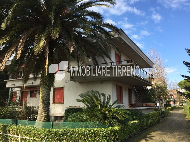 Quadrilocale in Affitto a Massa, zona Ronchi, 3'800&euro;, 70 m², arredato