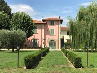 Ufficio in Vendita a Lucca, zona Pontetetto, 790'000€, 230 m²