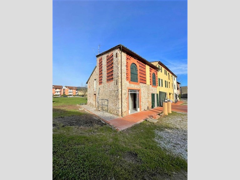 Casa di corte in Vendita a Lucca, zona San Macario In Piano, 269'000€, 224 m²