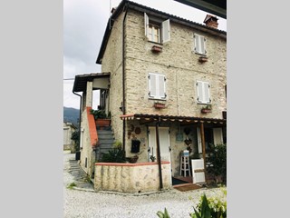 Casa Semi Indipendente in Vendita a Pietrasanta, zona Montiscendi, 270'000€, 85 m²