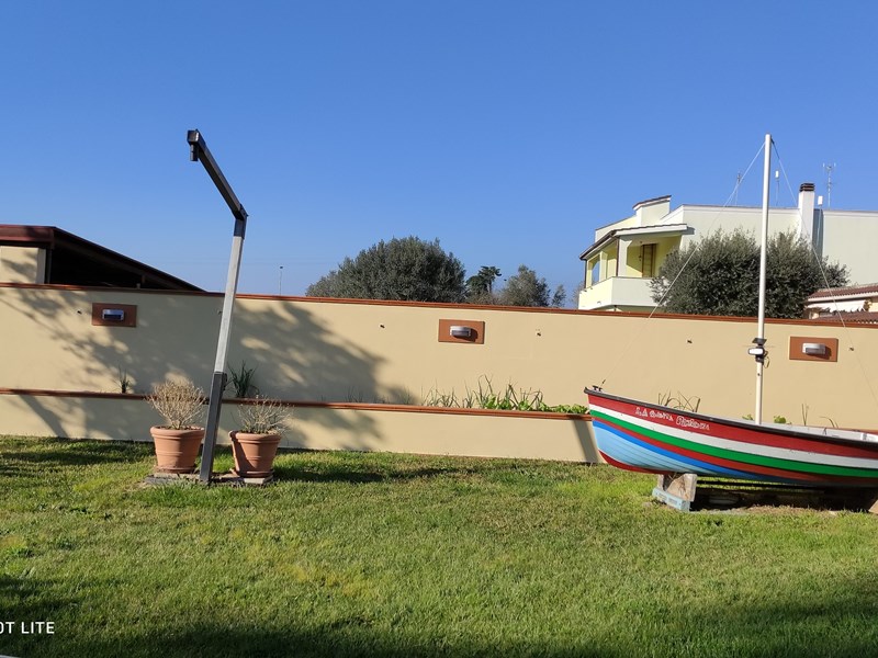 Villa in Vendita a Aprilia, 250'000€, 130 m², arredato, con Box