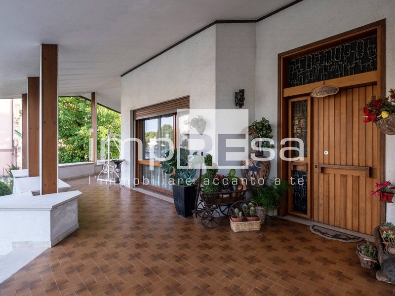 Villa in Vendita a Treviso, zona S. Bona, 395'000€, 313 m²